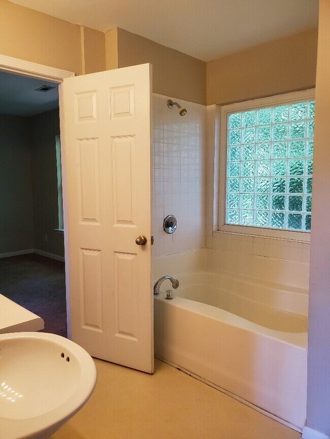 Building Photo - SPACIOUS 3 BEDROOM TOWNHOUSE FOR RENT IN GREENVILLE!