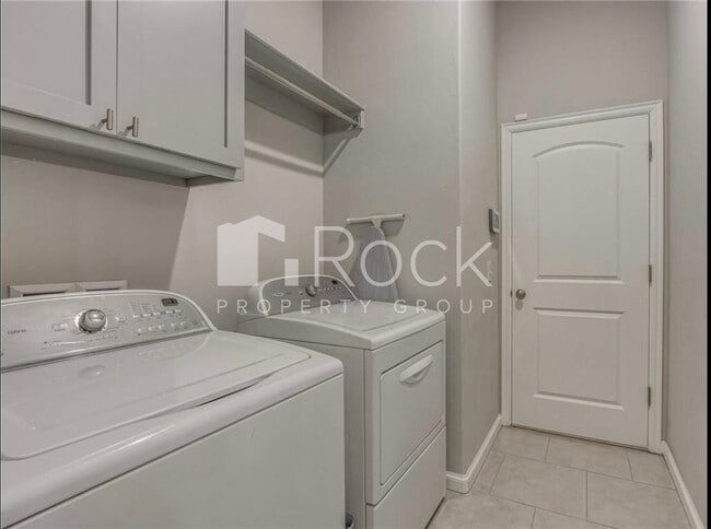 Building Photo - Gorgeous 4 Bedroom Home with Storm Shelter