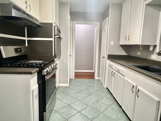 Building Photo - 1925 14th Ave N