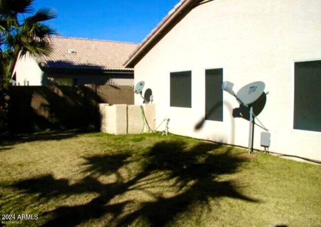 Building Photo - 755 W Baylor Ln
