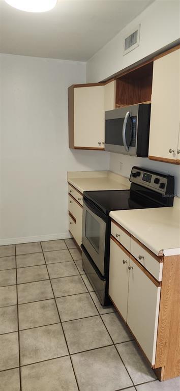 Building Photo - 222 Crown Oaks Way