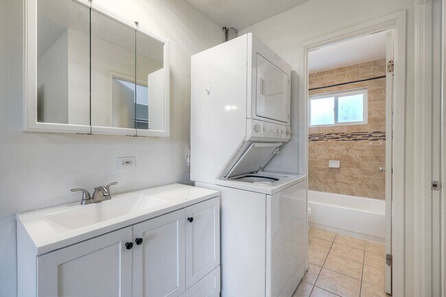 Building Photo - Lakeside Upstairs First Month FREE 1 Bd / 1 ba w/ In Unit  Laundry, Parking, + Water/Trash Included