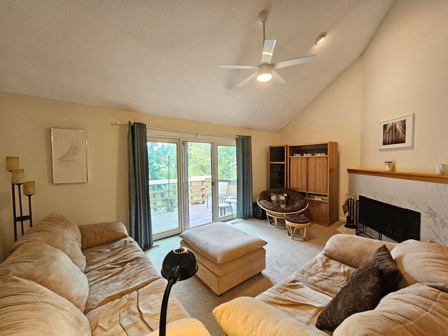 Building Photo - 1 Bedroom, 1.5 Bath Quarry Townhouse