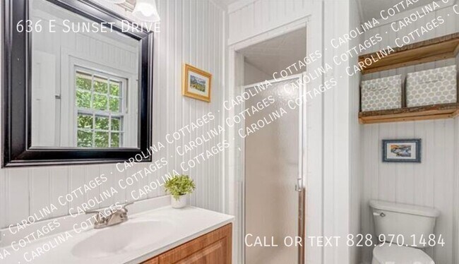 Building Photo - 636 E Sunset Dr