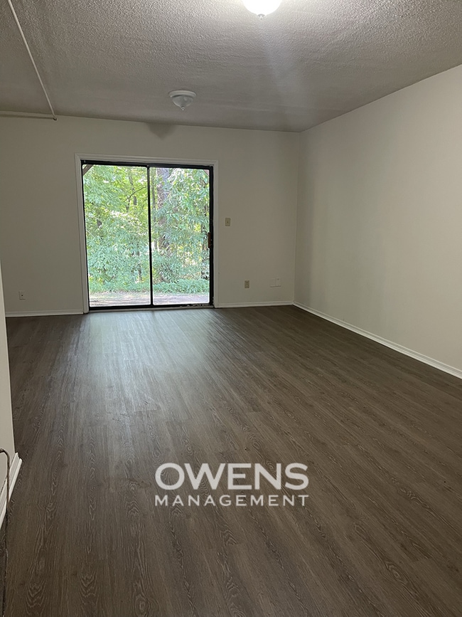 Building Photo - Condo with Lake Access Available Immediately