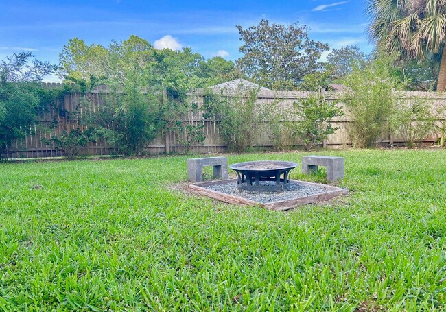 Building Photo - 171 Salmon Dr NE