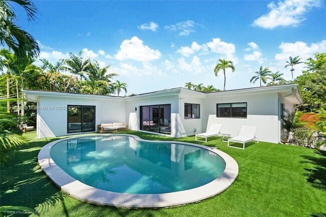 Building Photo - 1120 NE 86th St