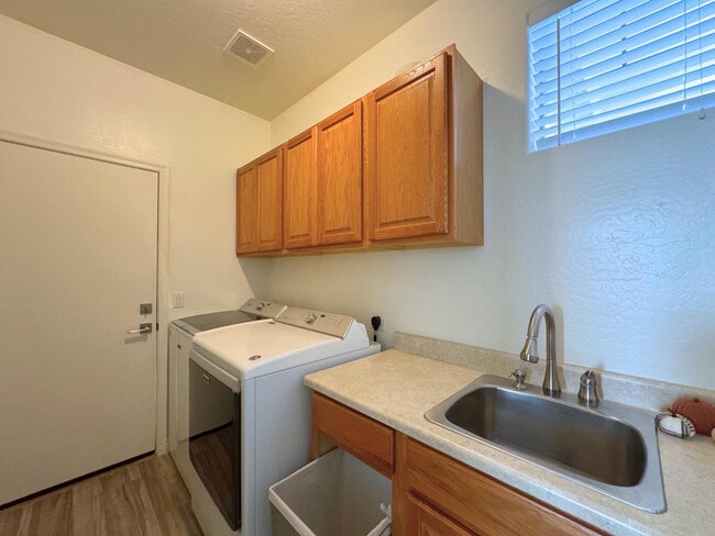 Building Photo - 862 E Gemini Pl