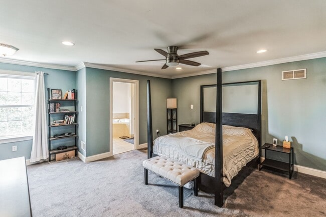 Building Photo - Beautiful 3 Bedroom Bridgeport Townhome!