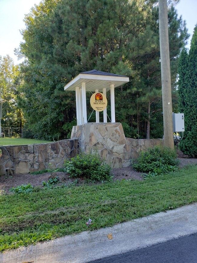 Building Photo - Come home to Serenity - 3 bedroom 2 bathroom Single Family Home