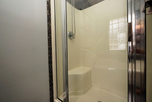 Building Photo - Lovely Cul-De-Sac Home in South Crestview