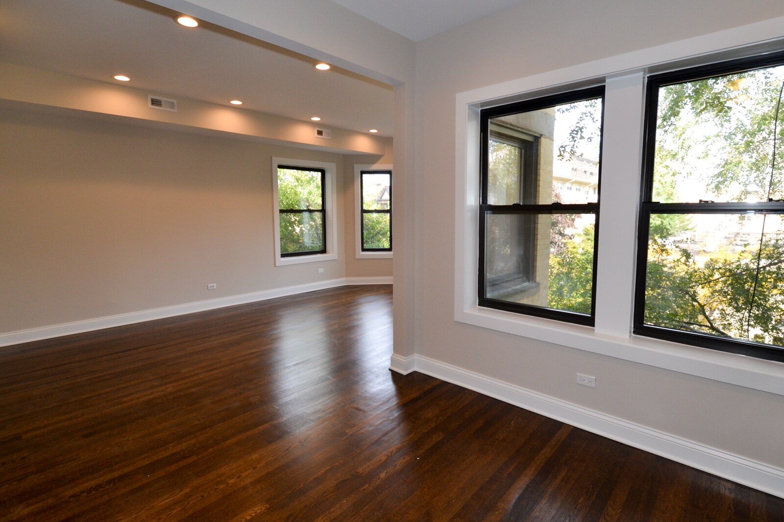 Building Photo - 1452 W Winnemac Ave