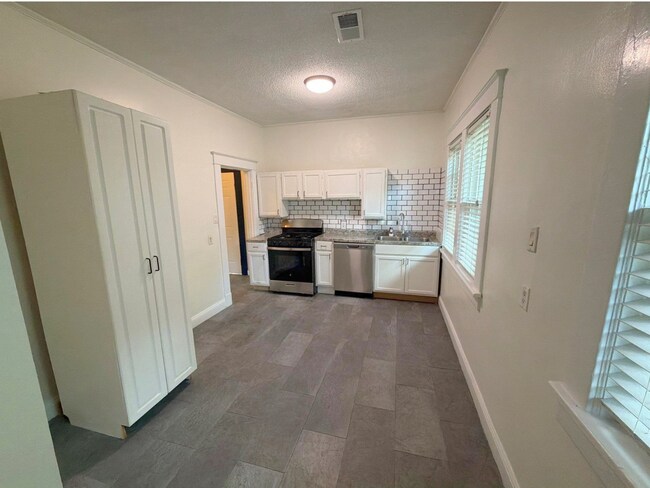 Building Photo - 1489 Faxon Ave