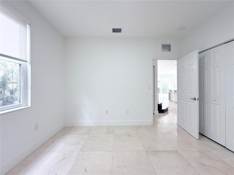 Building Photo - 10423 NW 70th Ln