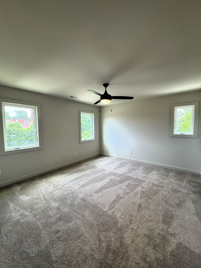 Building Photo - Move-In Special!! 1/2 Off First Month's Rent!!