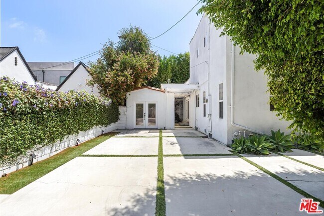 Building Photo - 7614 Willoughby Ave