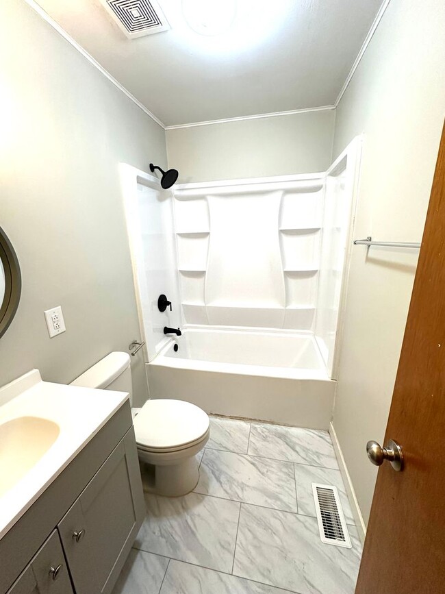 Building Photo - 3 BEDROOM 1 BATH IN JOPLIN-$1200 RENT-$1200 DEPOSIT