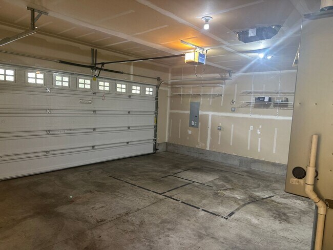 Building Photo - Spacious 3 Bedroom + Bonus Room , club, Across from Park!
