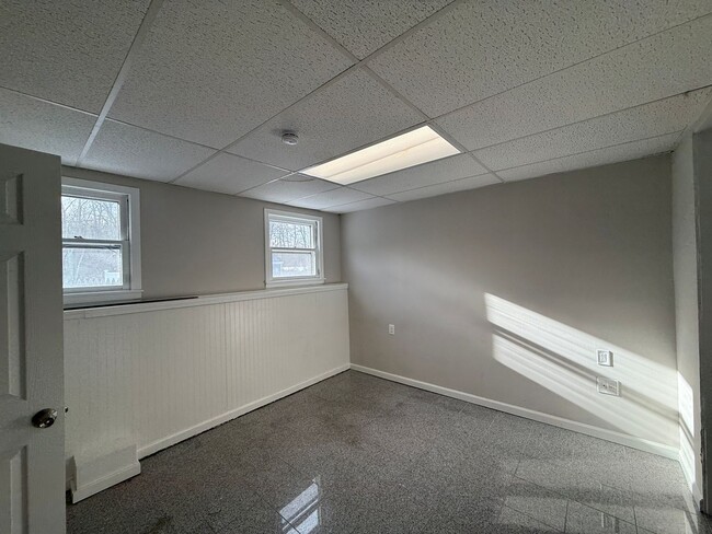 Building Photo - Newly Renovated 4 Bed 2 Bath Single Family Home available NOW!