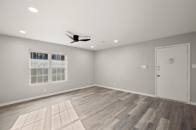 Building Photo - 910 Duncan Ln