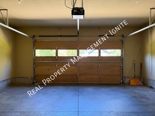 Building Photo - 2955 N W Bordeaux Ln