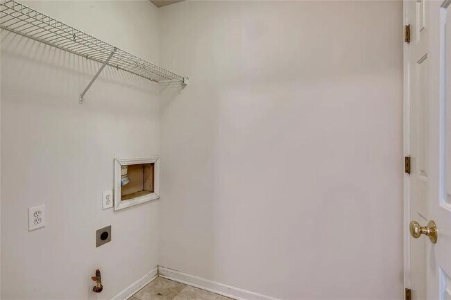 Building Photo - 520 Midhurst Pl