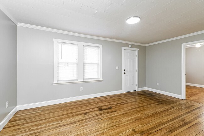 Building Photo - 2/1 House - Just Renovated Kitchen & Bath