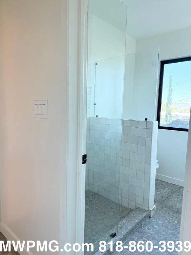 Building Photo - 4Bed 3Bath Woodland Hills home is an absol...