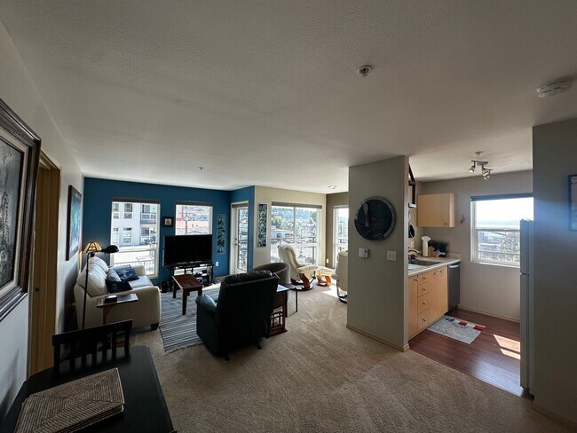 Building Photo - Fully Furnished Downtown Everett Condo wit...
