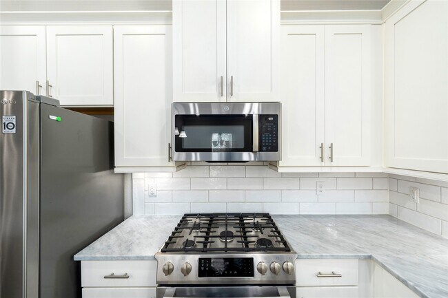 Building Photo - 420 W 28th St