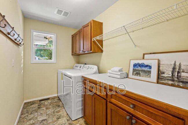 Building Photo - 2160 Dora Ln