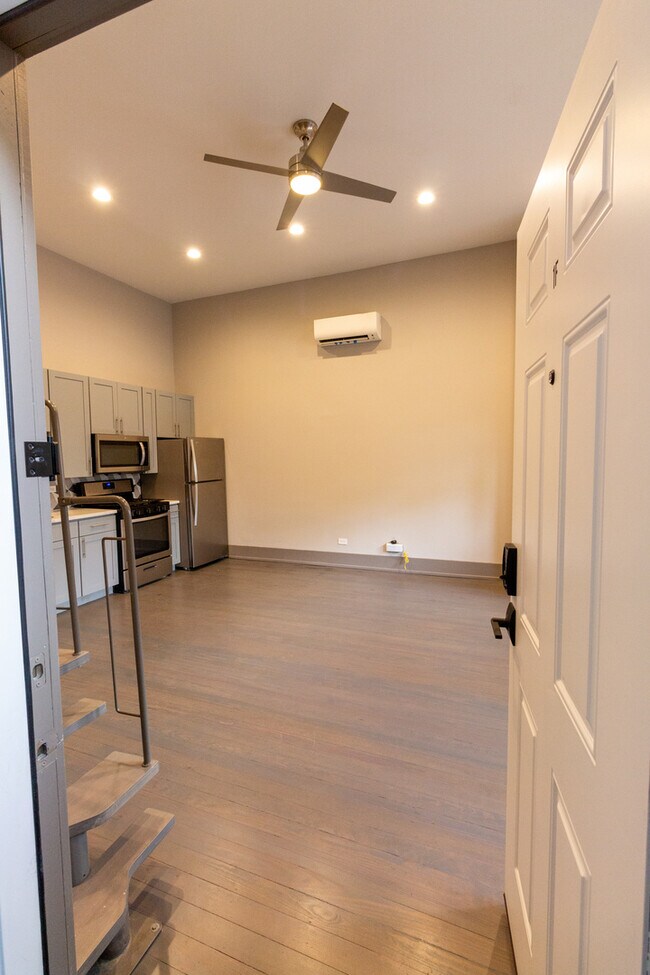 Building Photo - 2957 N Avers Ave