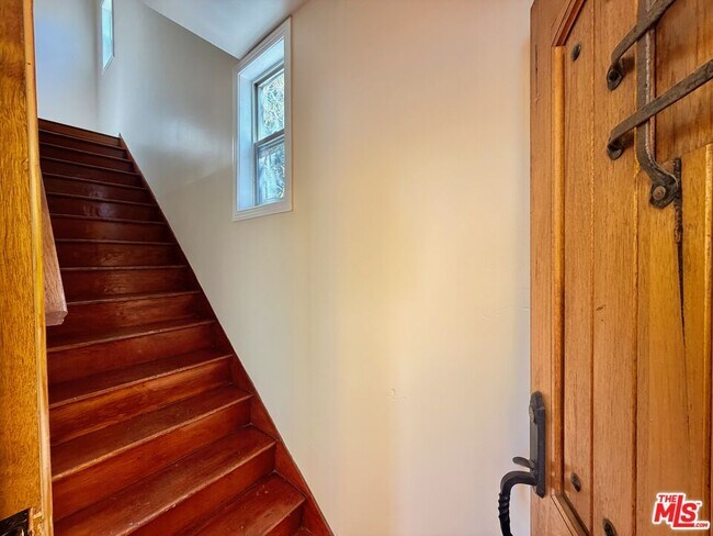 Building Photo - 605 1/2 Tularosa Dr