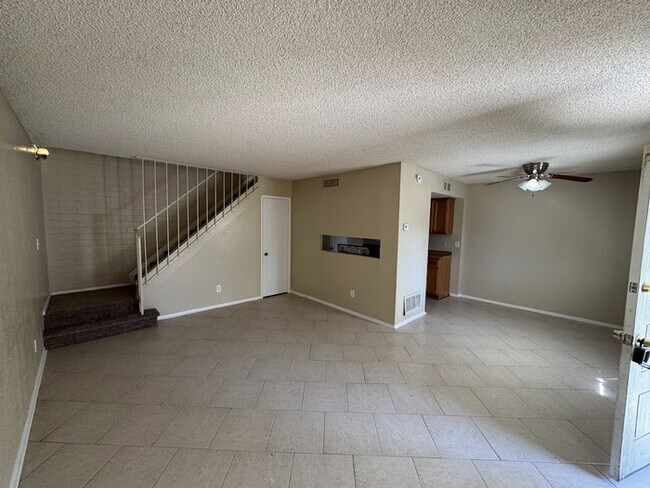 Building Photo - Glendale 2-br Townhome With Carport