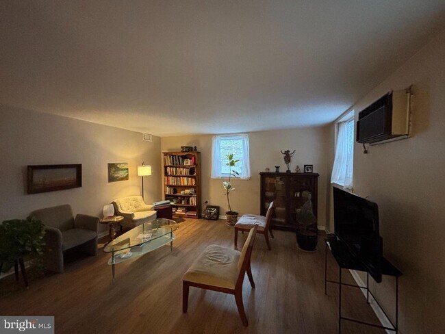 Building Photo - 200 W Evergreen Ave