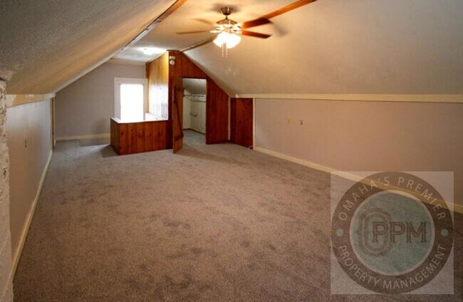 Building Photo - 3 Bed 1 Bath Located in Central Omaha
