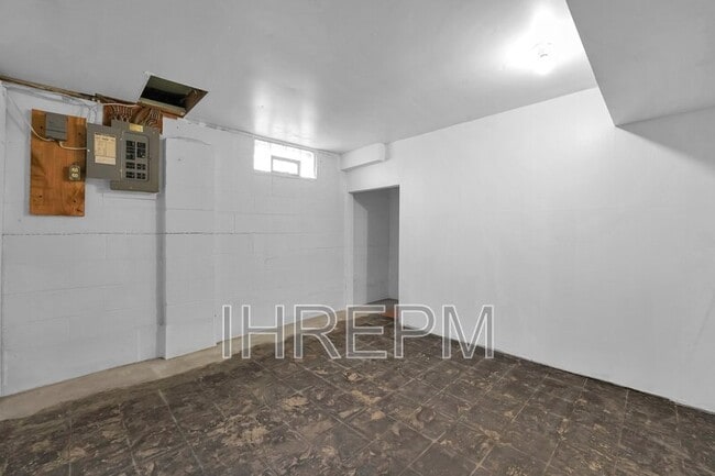 Building Photo - 6295 Faircrest Rd