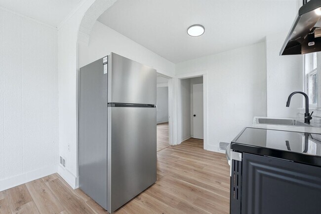 Building Photo - Updated 3BR with Fresh Finishes