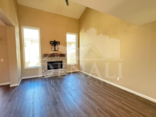 Building Photo - 2073 N Sunset Dr