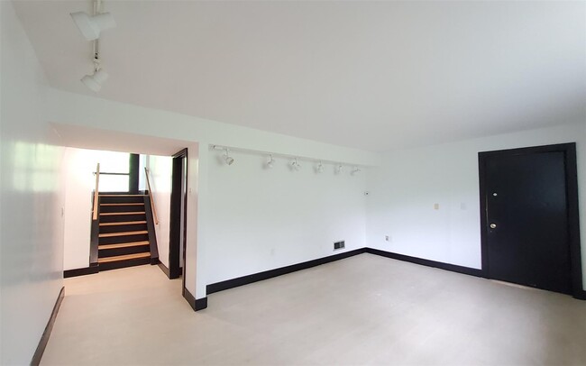 Building Photo - 40 Felter Hill Rd
