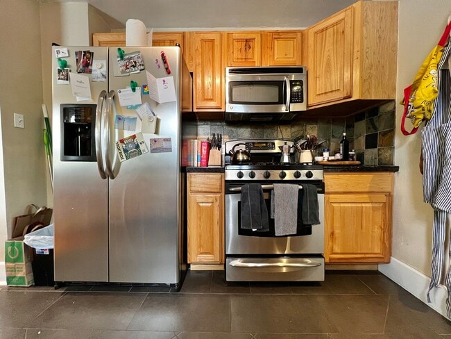 Building Photo - Amazing Location for a 2-Bedroom, 1-Bathro...