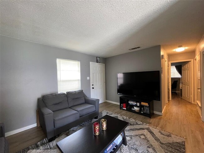 Building Photo - 2405 Parker Cir