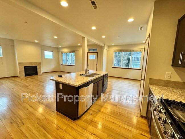 Building Photo - 2402 Seringa Ave