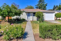 Building Photo - 2 bedroom 1 bathroom