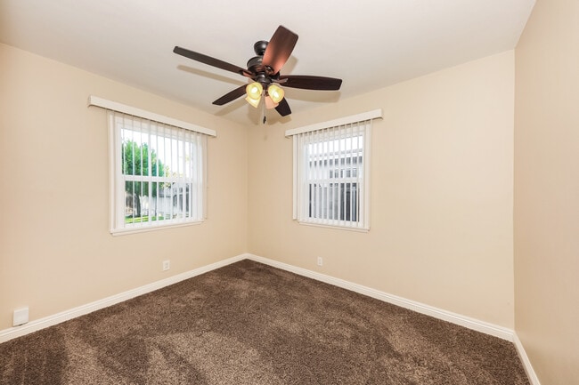 Building Photo - 4765 Sunnyside Dr