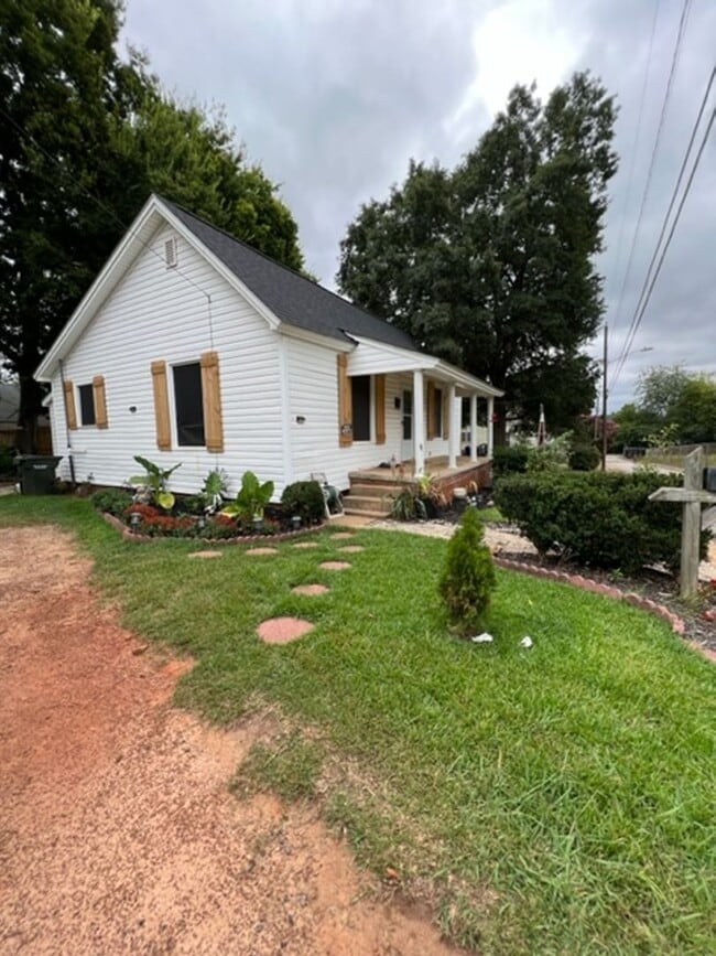 Building Photo - Cute home in Victor Mill in Greer. Rocking chair front porch, 2 bedrooms, 1 full bath with Hardwo...