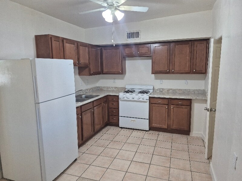 Building Photo - 613 W 41st St