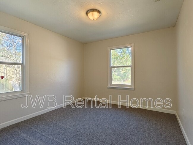 Building Photo - 616 E 61st St