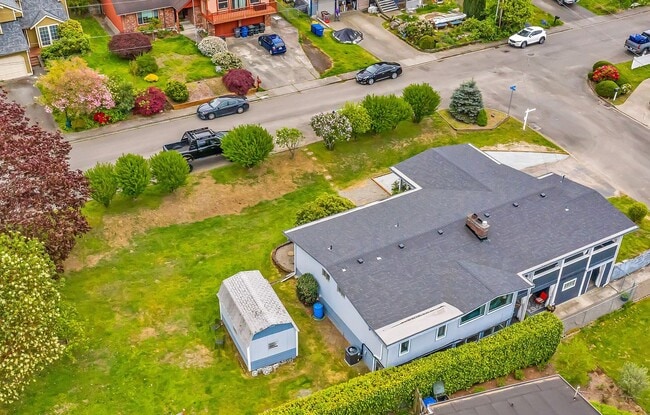Building Photo - Rare Find: Flexible Living and Stunning Vi...