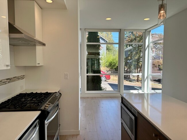 Building Photo - Stunning Central District Townhome